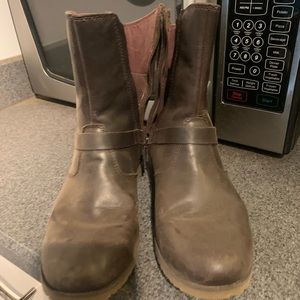 Teva brown boots